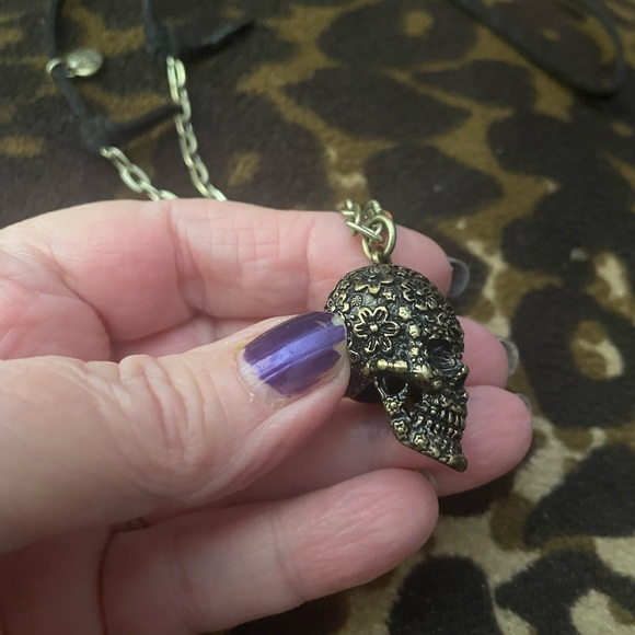 Gold Skull Pendant Necklace for man are women - Picture 3 of 5